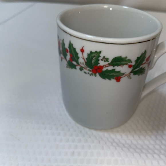 China Pearl (Noel) Fine China 8 oz Christmas Coffee Mugs. Set of 4. - Picture 3 of 5
